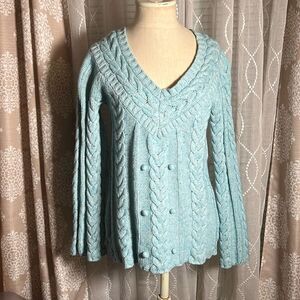 Light blue V-neck cable knit sweater size large 🌸